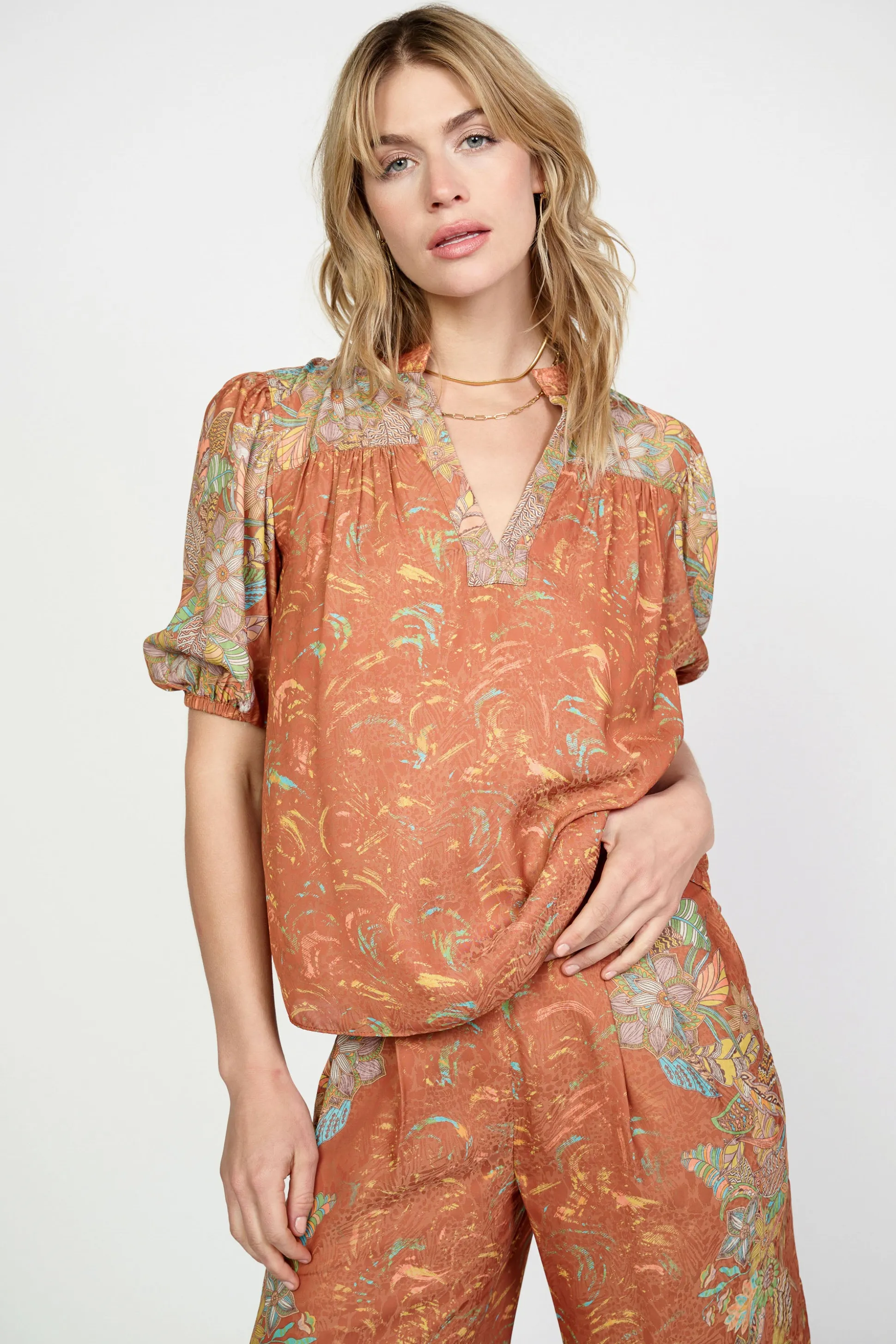Border Print Retro Floral Blouse<Current Air Outlet
