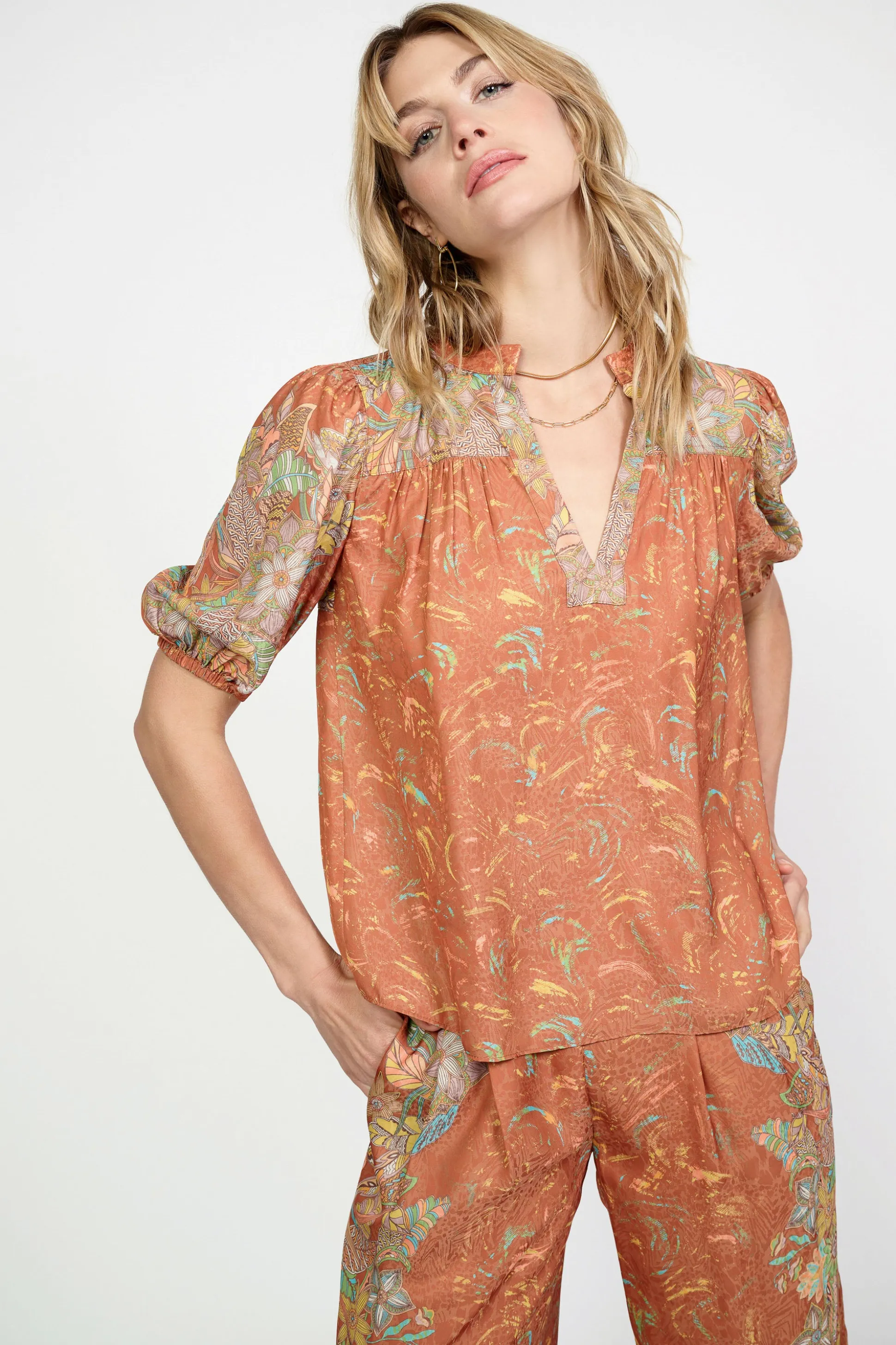 Border Print Retro Floral Blouse<Current Air Outlet